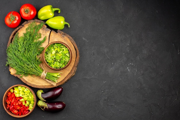 Vista superior de verduras frescas con verduras en la superficie oscura ensalada de comida madura salud vegetal