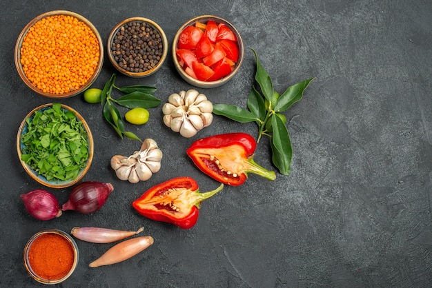 Vista superior de verduras lentejas cebollas ajo hierbas especias tomates pimiento