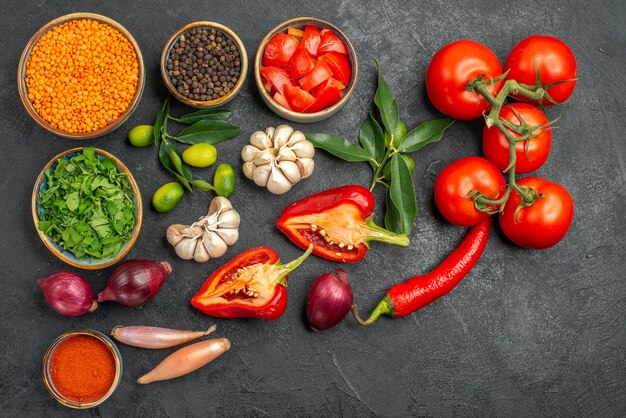 Vista superior de verduras lentejas especias hierbas cítricos con hojas tomates pimientos picantes