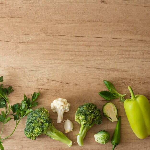 Vista superior de verduras en la mesa con espacio de copia