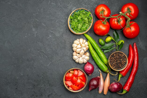 Vista superior de verduras pimientos picantes cebolla ajo tomates con pedicelos hierbas especias