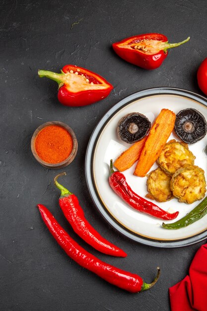 Foto gratuita vista superior de verduras pimientos pimientos picantes especias plato de verduras asadas