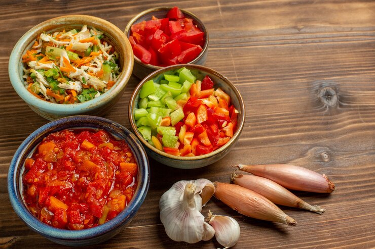 Foto gratuito vista superior de verduras en rodajas pimientos con tomate sobre fondo de madera marrón comida vegetal ensalada de alimentos salud