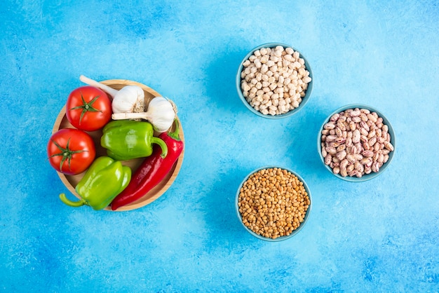 Foto gratuita vista superior de verduras sobre tabla de madera y alimentos de grano.