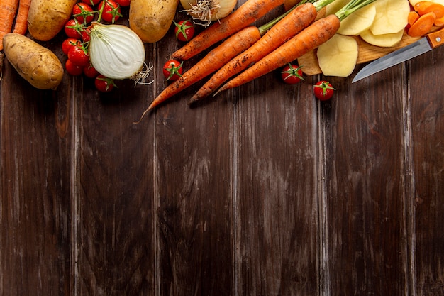 Vista superior de verduras con zanahorias y espacio de copia