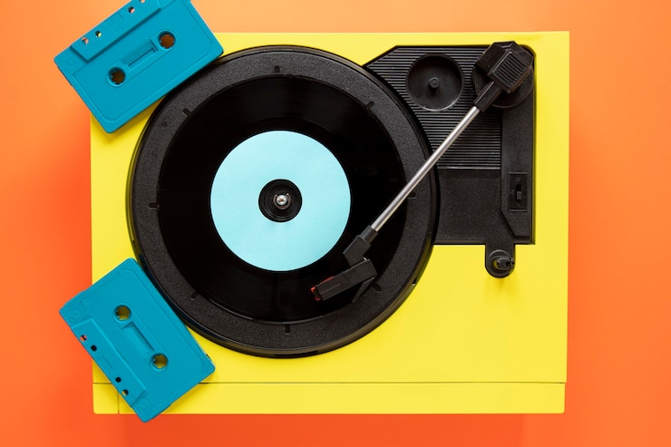Foto gratuito vista superior de vinilo antiguo con cintas de cassette