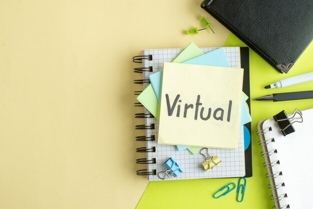 Vista superior virtual nota escrita con pegatinas y bloc de notas sobre fondo de color copybook color salario oficina de trabajo colegio escuela dinero