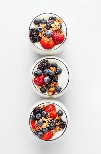 Foto gratuita vista superior de yogur de fresa y arándano