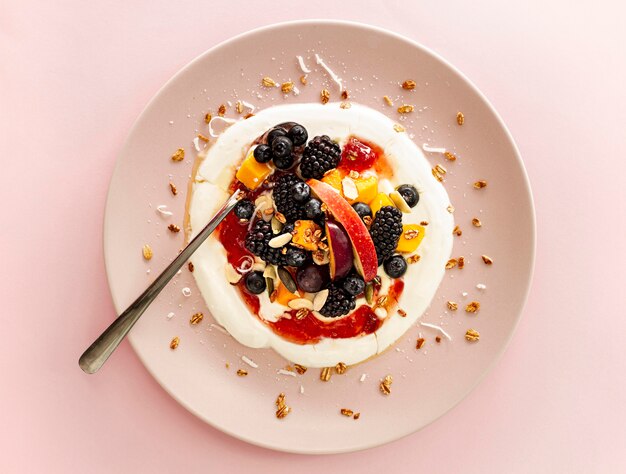 Vista superior del yogur de frutas deliciosas en placa