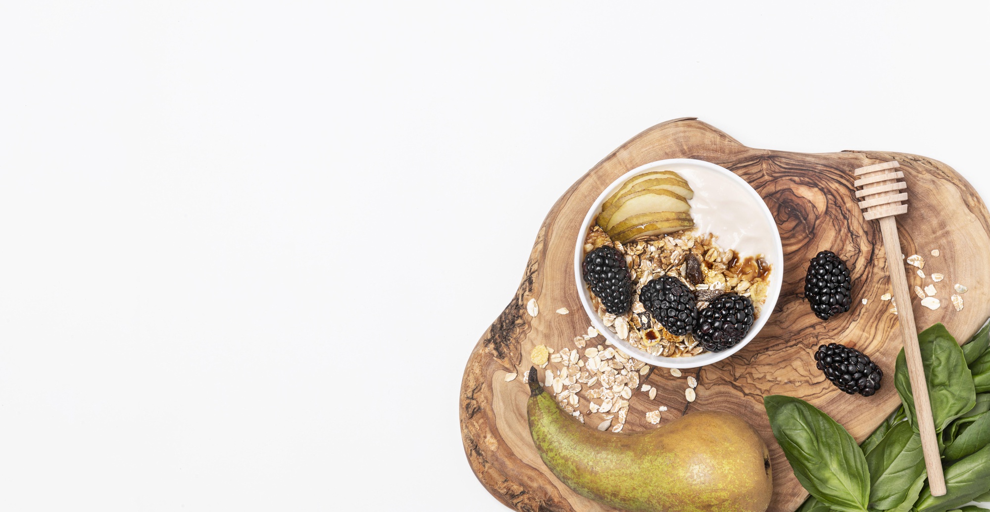 Vista superior de yogurt con avena, frutas y miel con espacio de copia