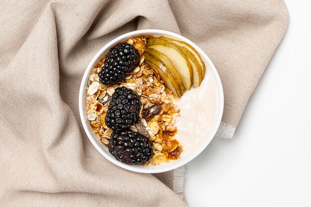 Vista superior de yogurt con avena, frutas y miel