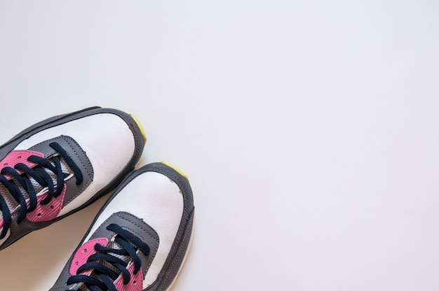 Foto gratuita vista superior de zapatillas de deporte sobre fondo blanco. ropa y equipo de fitness. deporte de moda, accesorios de deporte, sport.healthy concepto copia espacio. concepto estilo de vida saludable, el deporte y la dieta. equipo de deporte.