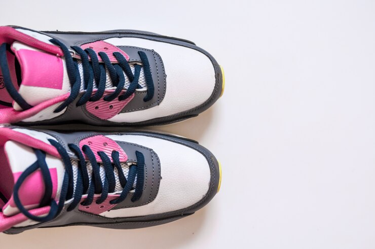 Vista superior de zapatillas de deporte sobre fondo blanco. Ropa y equipo de fitness. Deporte de moda, accesorios de deporte, Sport.Healthy concepto copia espacio. Concepto estilo de vida saludable, el deporte y la dieta. Equipo de deporte.