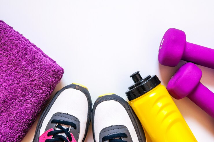 Vista superior de zapatillas de deporte sobre fondo blanco. Ropa y equipo de fitness. Deporte de moda, accesorios de deporte, Sport.Healthy concepto copia espacio. Concepto estilo de vida saludable, el deporte y la dieta.