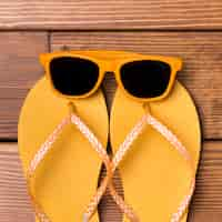 Foto gratuita vista superior zapatillas de playa con gafas de sol