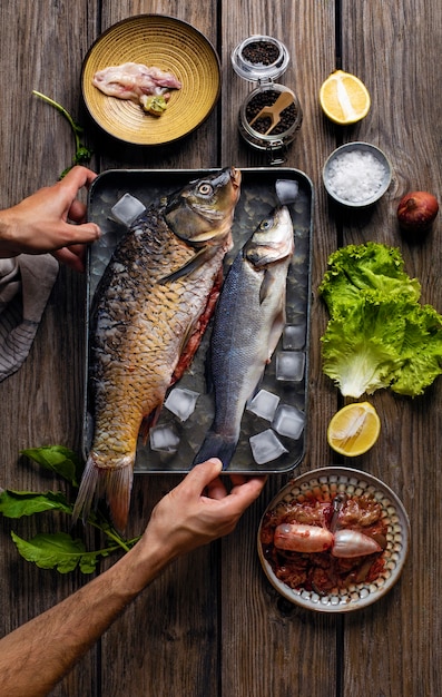 Vista del surtido de mariscos con otros ingredientes de guarnición