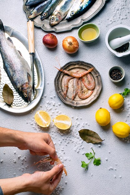 Foto gratuita vista del surtido de mariscos con otros ingredientes de guarnición