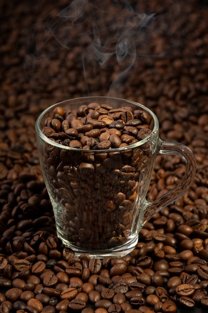 Foto gratuita vista de la taza de café con granos de café