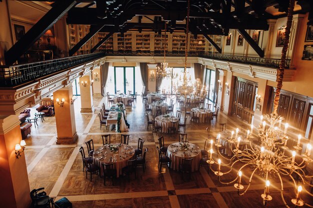 Vista desde el techo del salón de celebración decorado con mesas redondas