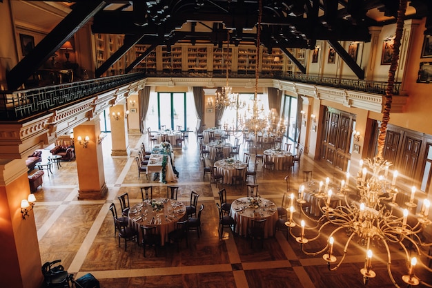 Vista desde el techo del salón de celebración decorado con mesas redondas