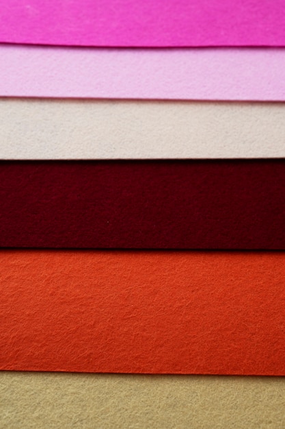 Vista de tela de fieltro en diferentes colores.