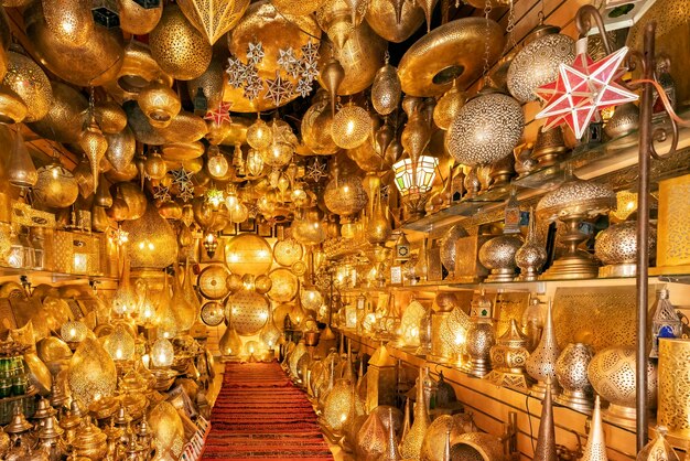 Vista de la tienda de iluminación en un mercado de marrakech.