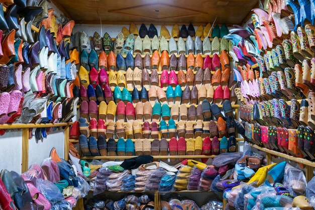 Vista de la tienda de zapatillas en Marrakech