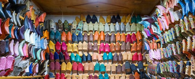 Vista de la tienda de zapatillas en Marrakech