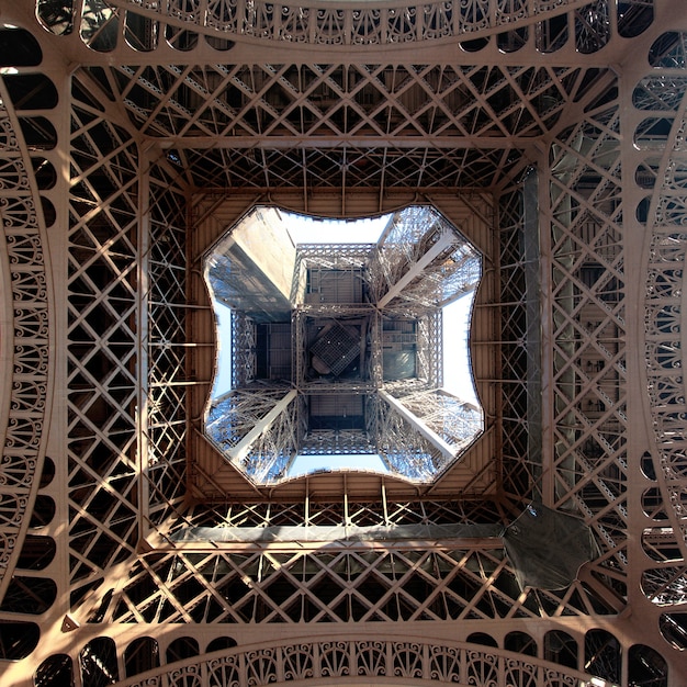 Foto gratuita vista de la torre eiffel desde abajo, parís, francia