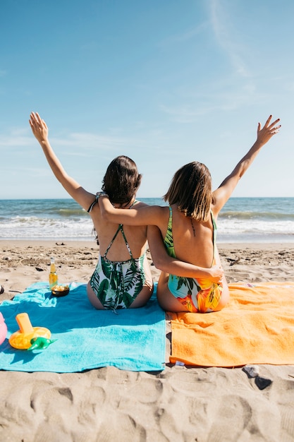 Vista trasera de chicas en la playa