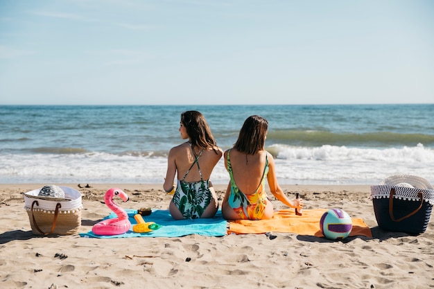 Vista trasera de chicas en la playa