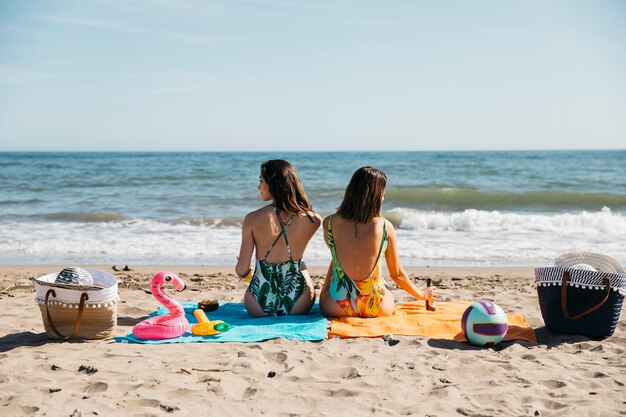 Vista trasera de chicas en la playa