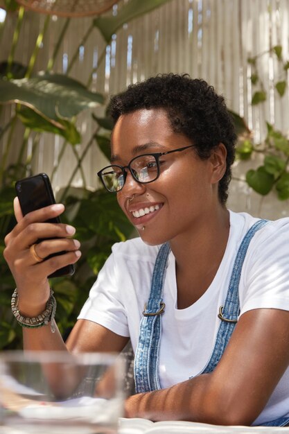 Vista trasera del contenido adolescente con sonrisa con dientes