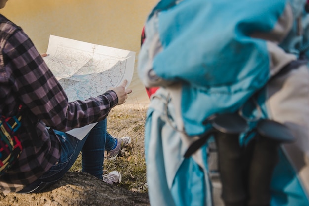 Vista trasera de excursionista con mapa