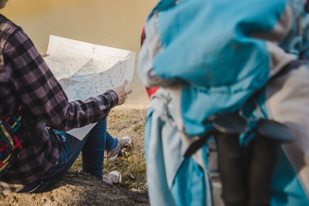 Vista trasera de excursionista con mapa