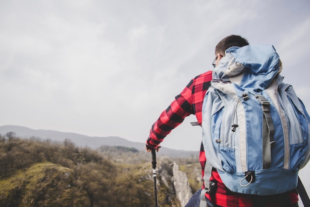 Vista trasera de excursionista con una mochila grande