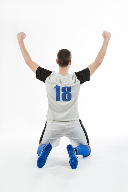 Foto gratuita vista trasera de futbolista celebrando un gol