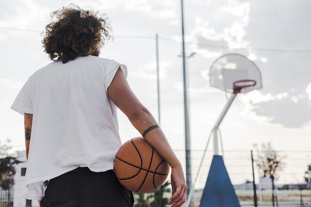 Vista trasera, de, un, hombre, con, baloncesto