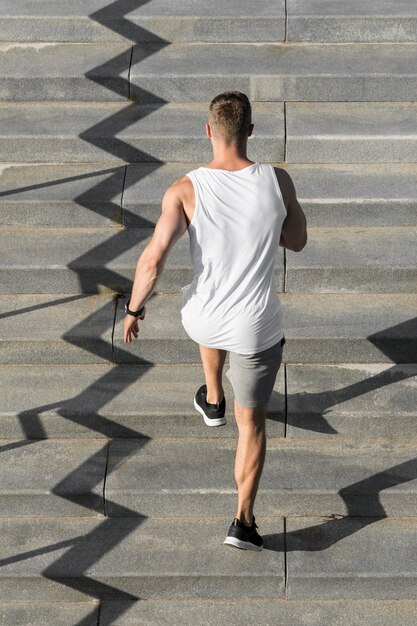 Vista trasera del hombre corriendo en las escaleras