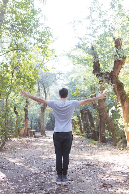 Foto gratuita vista trasera de hombre disfrutando del aire libre