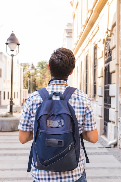 Vista trasera de un hombre con mochila.