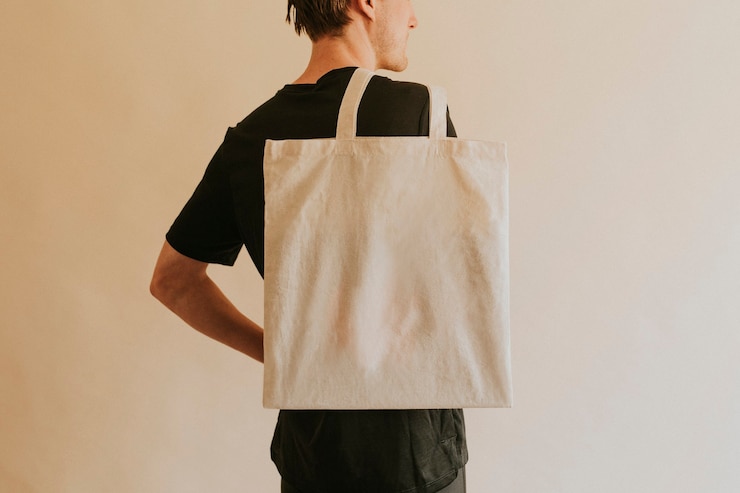 Foto gratuito vista trasera del hombre que lleva la bolsa de asas