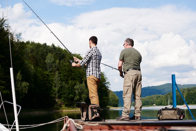 Vista trasera, de, hombres, pesca