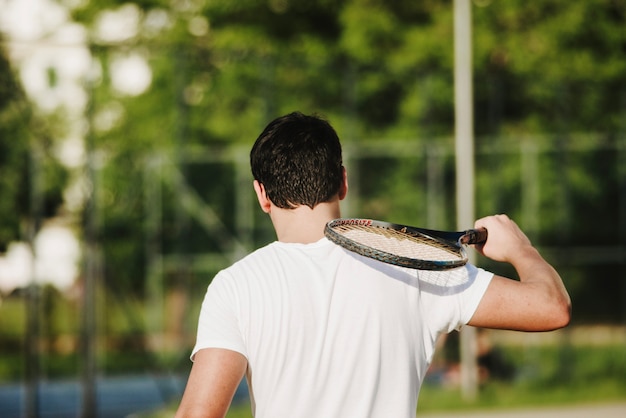 Vista trasera de jugador de tenis