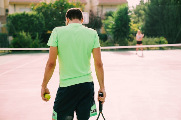 Vista trasera jugador de tenis