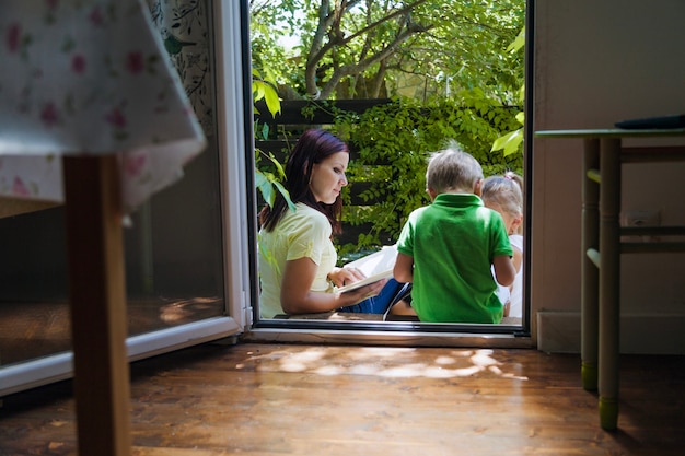 Vista trasera de la lectura de la familia