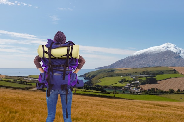 Vista trasera de montañero preparado para la aventura