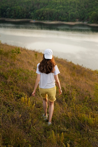 Foto gratuita vista trasera mujer caminando en la naturaleza