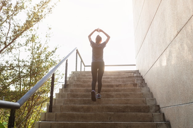 Vista trasera de mujer deportista en las escaleras