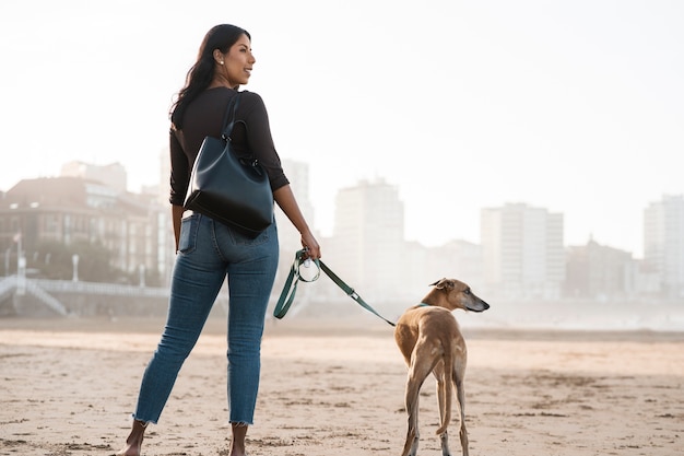 Foto gratuita vista trasera mujer con lindo perro